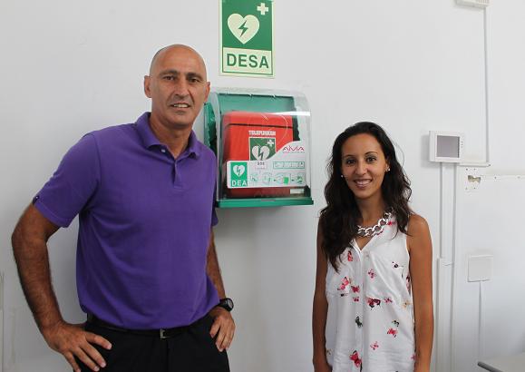 En la imagen, Jimena Álvarez, concejala de Recursos Humanos junto a Carmelo Hernández, trabajador del Ayuntamiento de Arrecife que ha recibido la formación junto al desfibrilador instalado en la entrada del Consistorio. En la imagen, Jimena Álvarez, concejala de Recursos Humanos junto a Carmelo Hernández, trabajador del Ayuntamiento de Arrecife que ha recibido la formación junto al desfibrilador instalado en la entrada del Consistorio.