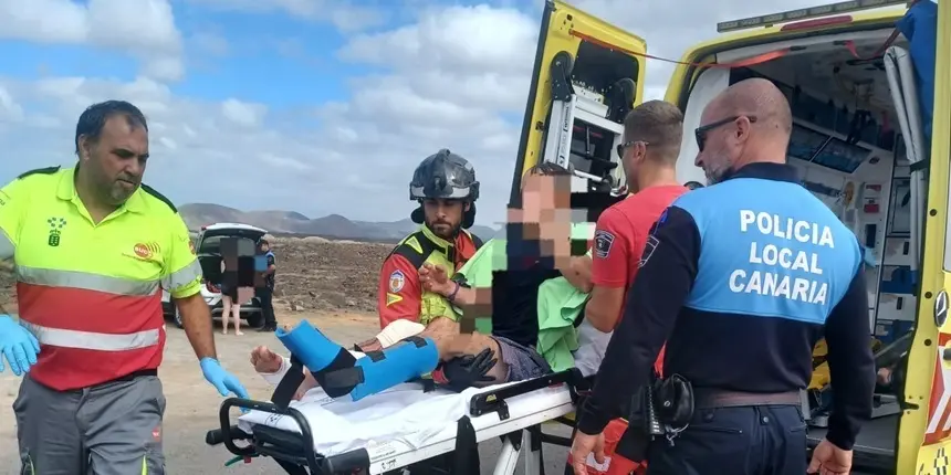 Traslado de uno de los turistas arrastrados por las olas.