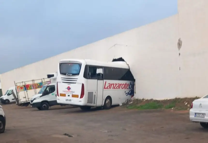 Imagen de c&oacute;mo qued&oacute; la guagua tras empotrarse contra el muro