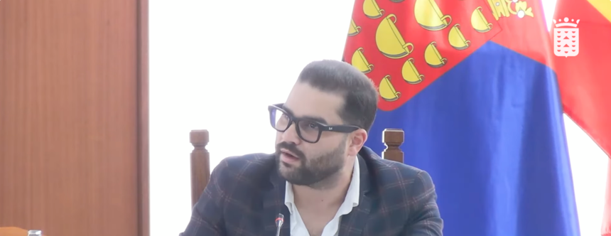 Jes&uacute;s Mach&iacute;n Tav&iacute;o durante su intervenci&oacute;n dirigi&eacute;ndose a &Oacute;scar Noda.