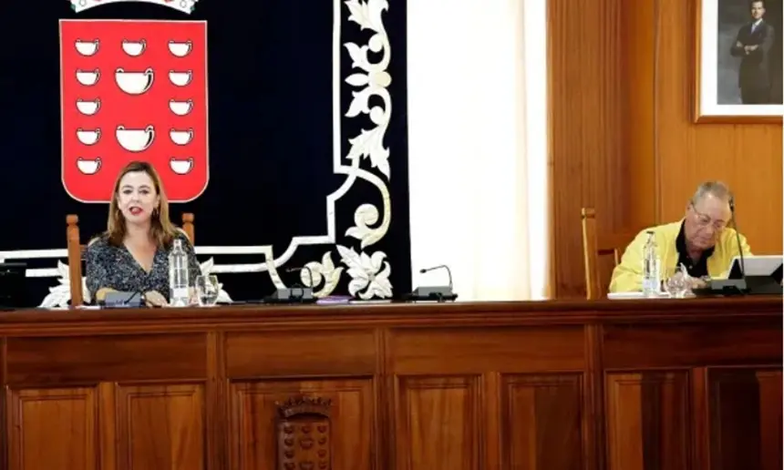 La secretaria general del PSOE y el pol&eacute;mico m&eacute;dico cuando gobernaron juntos en el Cabildo de Lanzarote durante el pasado mandato.