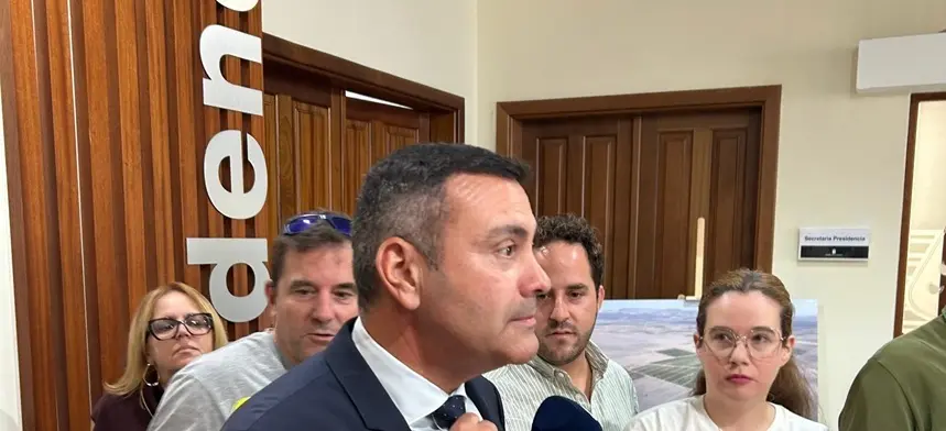 Oswaldo Betancort durante su comparecencia ante los medios de comunicaci&oacute;n.