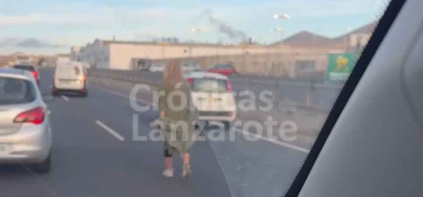 Mujer circulando por en medio de la autov&iacute;a de Playa Honda.