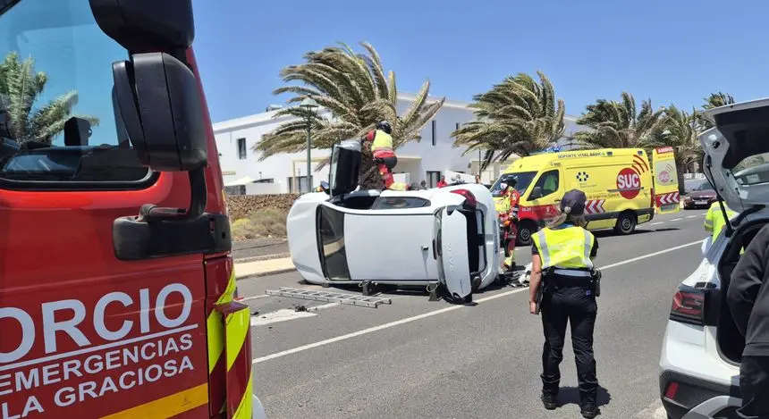 Momento de la actuaci&oacute;n de los bomberos, los servicios sanitarios y los agentes de la Polic&iacute;a Local de Arrecife