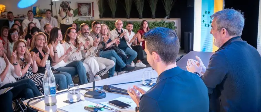 Fernando Clavijo y David Toledo presidiendo la mesa de la convocatoria del periodo de candidaturas
