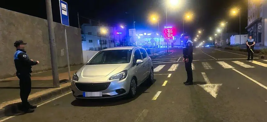 Imagen de uno de los controles que ha hecho la Polic&iacute;a Local de Arrecife este fin de semana