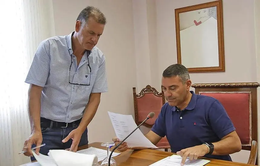 Domingo Cejas y Oswaldo Betancort preparando el farragoso asunto del agua
