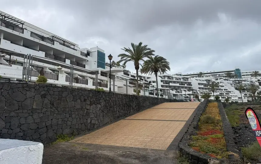 Imaen del acceso al mar ya terminado que han realizado los propietarios del hotel Papagayo Arena.
