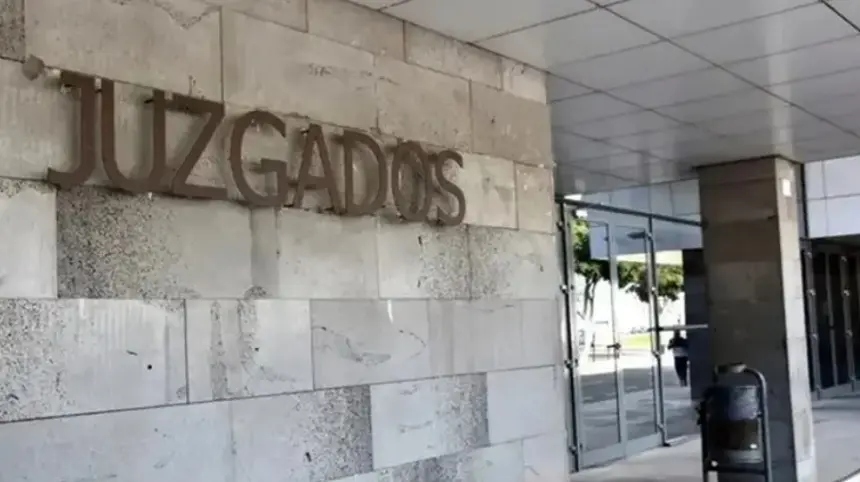 Puerta de entrada en los juzgados de Arrecife. 