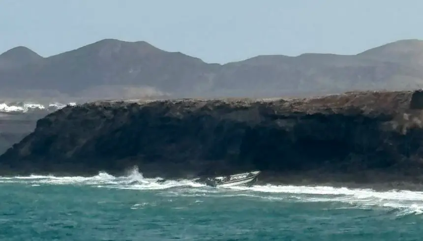 Imagen de la embarcaci&oacute;n encallada en las rocas
