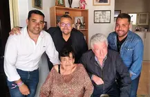Pedro Quevedo y sus compañeros con Margarona en su casa