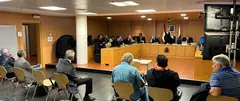 Los acusados por la &uacute;ltima pieza del caso Montecarlo ante el juez instantes previos a la posterior suspensi&oacute;n.