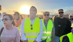 &Oacute;scar P&eacute;rez junto a su ex compa&ntilde;ero en la manifestaci&oacute;n realizada en San Bartolom&eacute; por la posible apertura de un centro de inmigrantes.