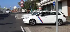 Taxis de Arrecife en la parada del Puente de las Bolas.