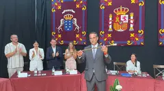 Alfredo Villalba tomando posesión del bastón de mando en Haría junto a los concejales de Compromiso X Haría.