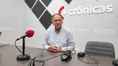 Manuel Fajardo en el estudio central de Crónicas Radio