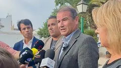 Marcos Hern&aacute;ndez durante la rueda de prensa frente al Hospital Insular.
