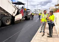 Yonathan de Le&oacute;n junto al reasfaltado de una calle del barrio de Altavista.
