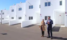 &Oacute;scar Noda con la concejal de Vivienda de Yaiza.