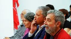 Alfredo Mendoza sentado al lado de Ariagona González y Carlos Espino con Marcial Martín al fondo