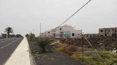 Imagen de la parcela con las obras a medio construir a la entrada de la urbanización de Costa Teguise. 