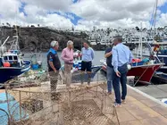 Representantes de Puertos Canarios junto a José Juan Cruz en el muelle de la Tiñosa.