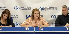 Astrid Pérez en el centro de la imagen con María Jesús Tovar y Kiko Aparicio.