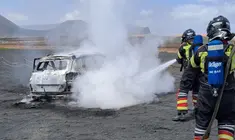 Bomberos del Consorcio de Seguridad y Emergencias apagando el fuego en el vehículo.