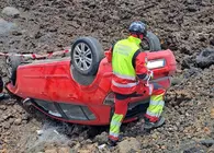 Los bomberos precintando el vehículo después de su actuación