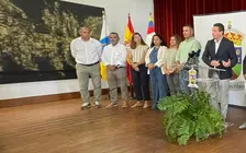 Juan Monz&oacute;n junto a &Aacute;ngel Lago y &Oacute;scar Noda en la rueda de prensa del Plan General de Yaiza.