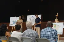 Echedey Eugenio y Maciot Cabrera en la reunión vecinal para explicar Plan General en Valterra y Los Alonso.