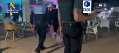 Registro de la Guardia Civil y la Policía Local en locales nocturnos en Puerto del Carmen.