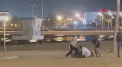 Momento de la parte peor de la pelea en la que se ve a uno de los individuos que participa con un cuchillo de grandes dimensiones.