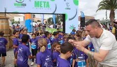 El alcalde de Yaiza, Óscar Noda, estuvo entregando las medallas