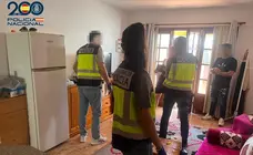 Momento de la entrada de los agentes de la Policía Nacional en el domicilio del detenido