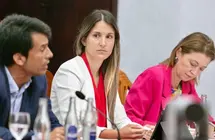 Jenifer Galán en el centro de la imagen en un pleno de Teguise.