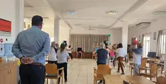 Isidro Pérez observando una de las actividades del proyecto de Envejecimiento Activo .