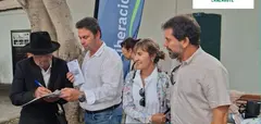 Momento de la recogida de una de las firmas de una persona que estaba en la plaza.