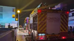 Imagen del momento de la actuación de los bomberos en el inmueble.