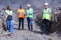 Domingo Cejas junto a Alfredo Villalba en la limpieza del barranco valle grande.