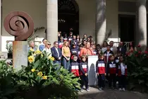 Astrid Pérez junto a los niños del CEIP Domínguez Alfonso de La Orotava.