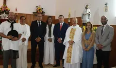 Las autoridades locales con el santo