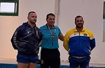 Luchadores del Unión Sur Yaiza y el Agüimes junto al árbitro Juan Carlos Matoso.