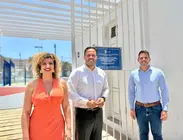 El alcalde Yonathan de León junto a la concejala de Deportes,Eli Merino, y el consejero de Obras Públicas, Jacobo Medina, en la reapertura de estas instalaciones del barrio de Las Salinas 