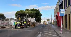 Reasfaltando de este tramo de la Vía Medular que permitirá la reapertura al tráfico tras las obras del Emisario Submarino.