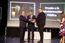 Oswaldo Betancort recibiendo el premio en la gala de los premios ONCE.