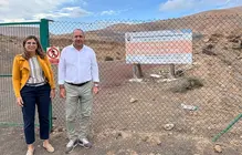 Los dos concejales de Yaiza en la puerta de entrada del recinto sin uso en estos momentos.
