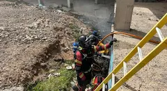 Momento de la actuación de los bomberos