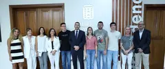 Oswaldo Betancort junto a los alumnos con mejores cualificaciones de la PAU.