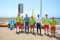 Isidro Pérez y Mamadou Yero Sy Cisse junto a los socorristas en Playa Honda.